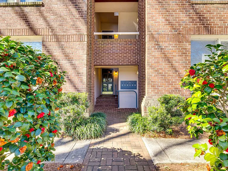 2220 Roswell Ave #B — Photo 25