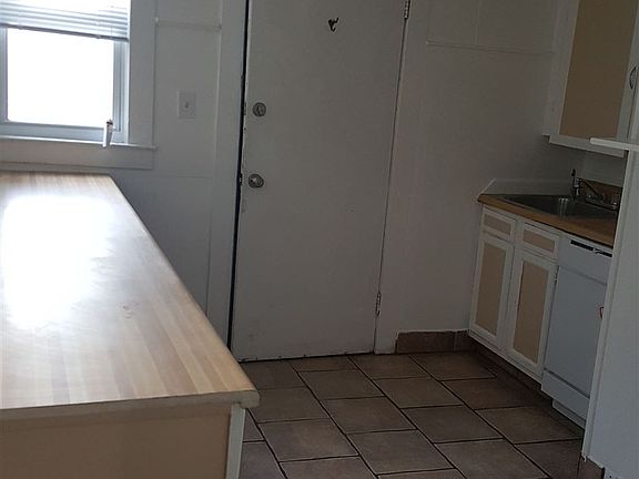 4th image of 20 W Goodell St APT 1
