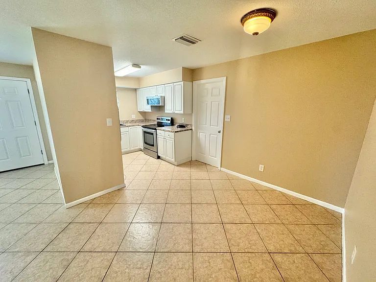 5002 Seneca Ave — Photo 8