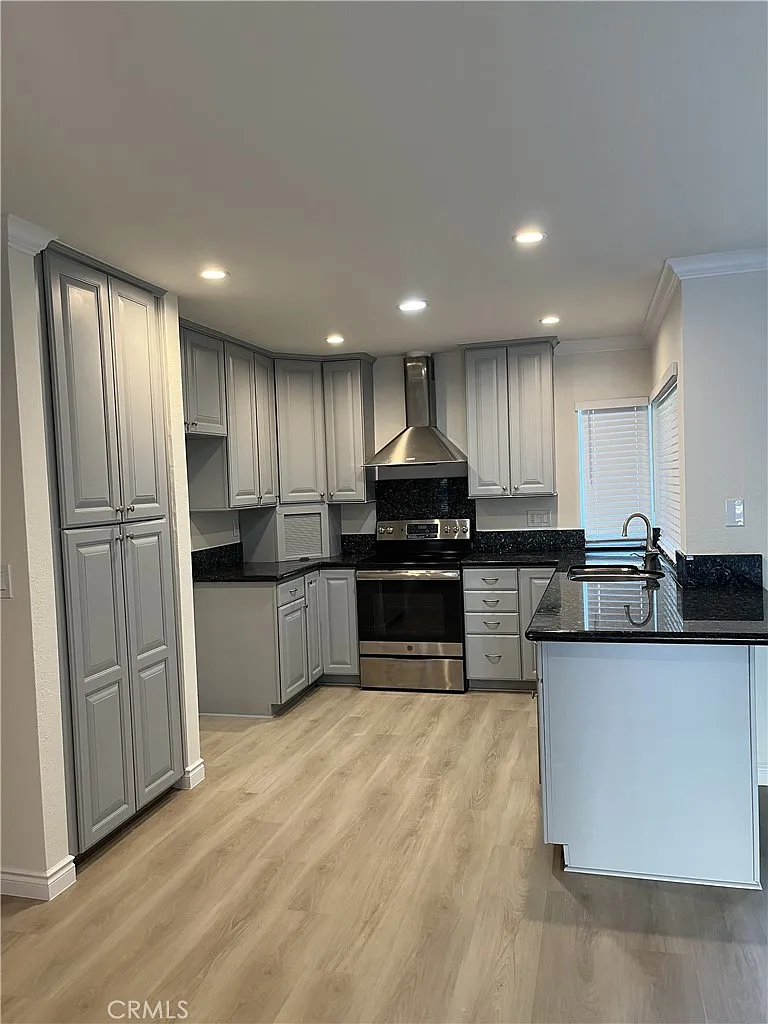3 bed, 1460 sqft, $4,300 — Photo 2