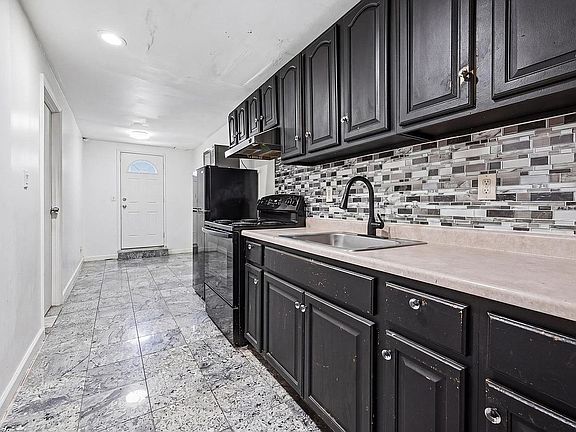 3rd image of 1086 Blake Ave #1