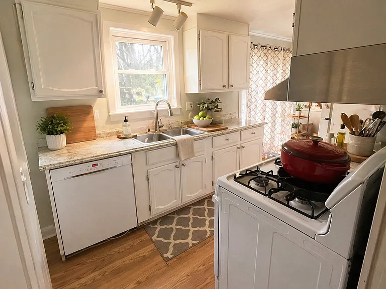 5255 Lake Grove Dr — Photo 2