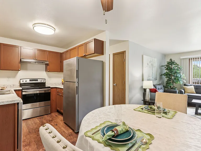 Woodfield Heights Apartments — Photo 8