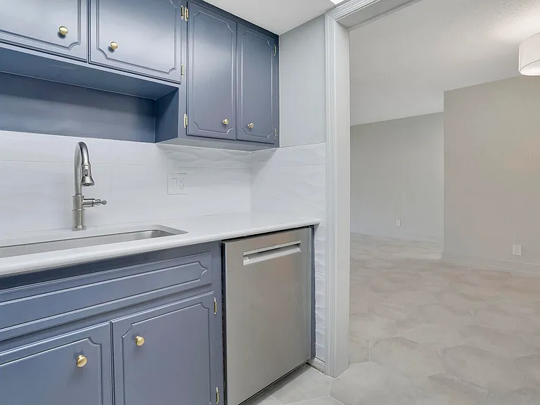 315 Venetian Dr #8 — Photo 4