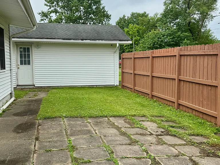 1114 Thorndale Dr — Photo 18