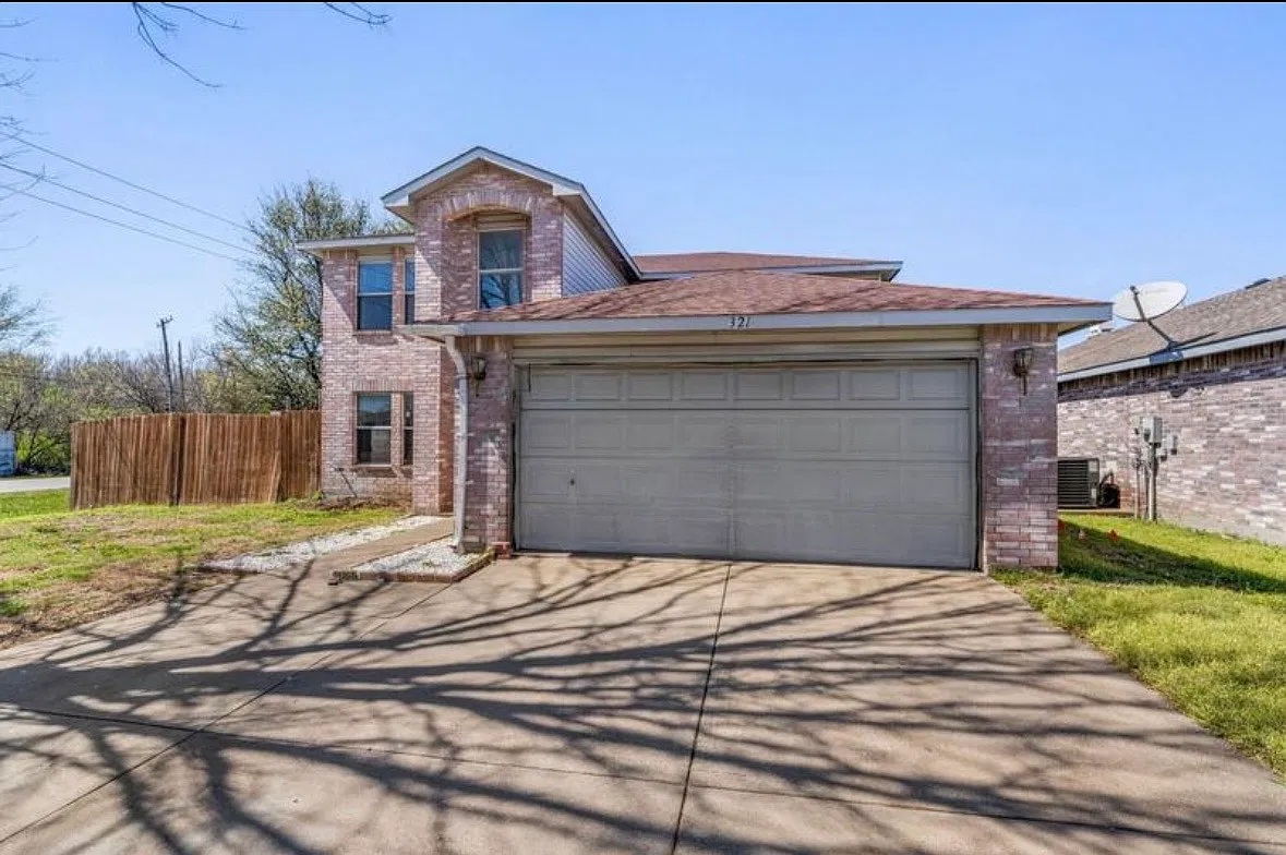 4 bed, 2.5 bath, 2603 sqft, $2,600 — Photo 2