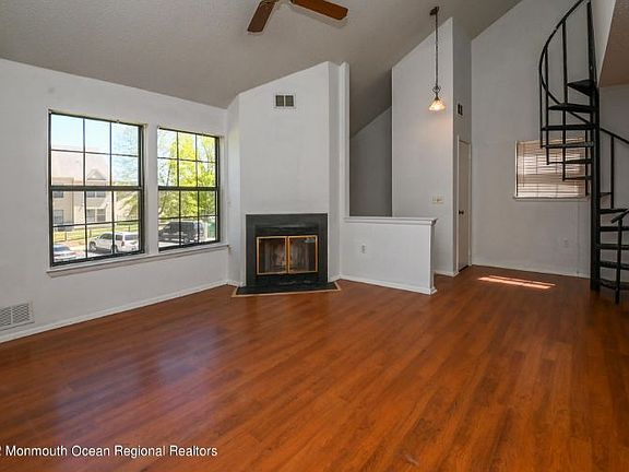 5th image of 107 Larkspur Ln