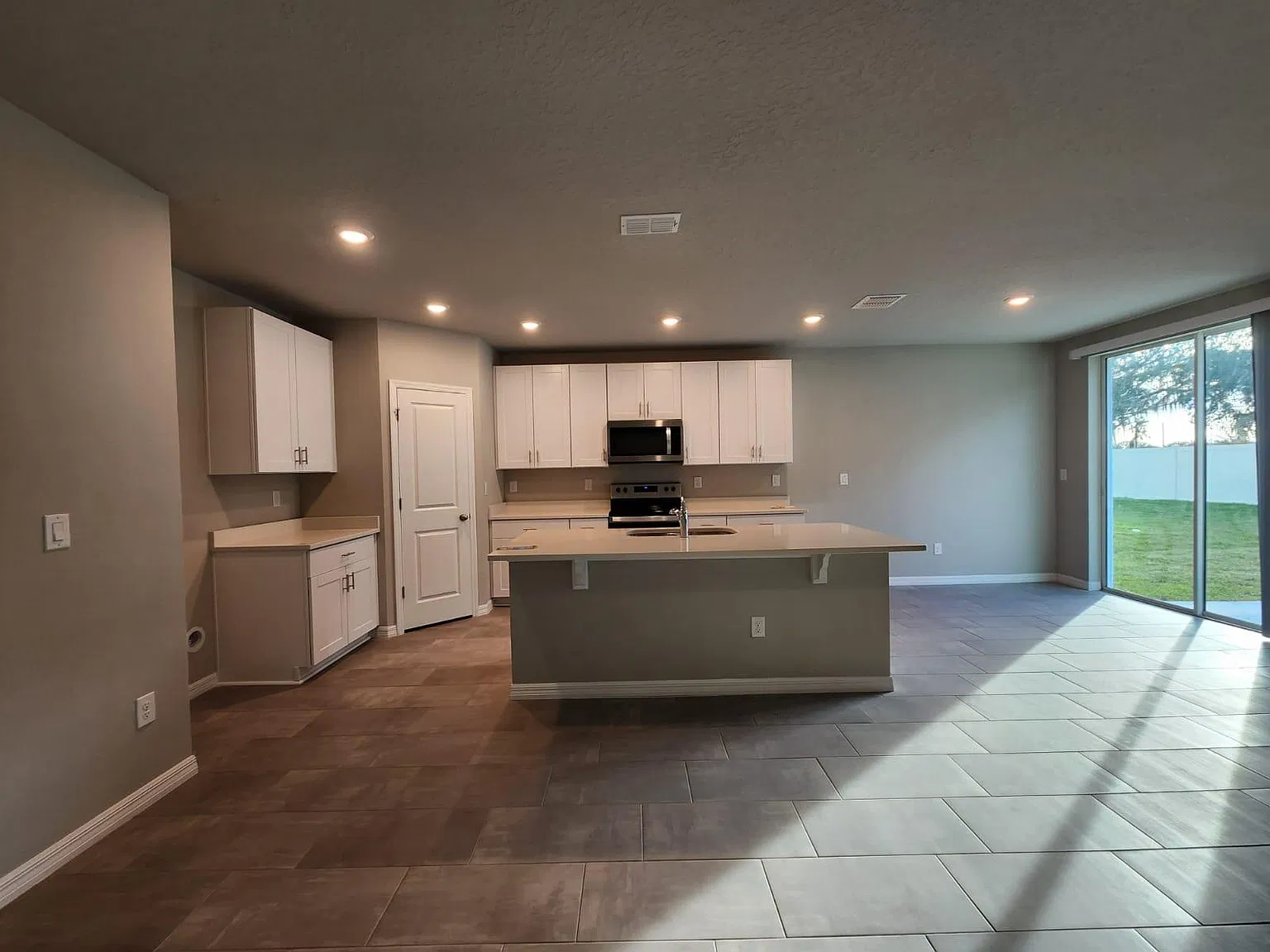 4 bed, 1988 sqft, $2,300 — Photo 3