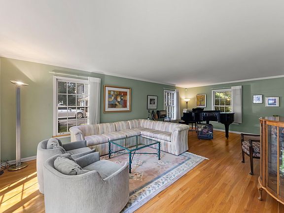 3rd image of 3033 Scott Cres