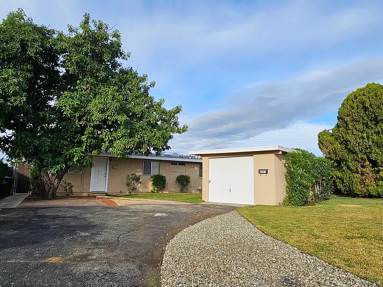 4421 N Heathdale Ave — Photo 1