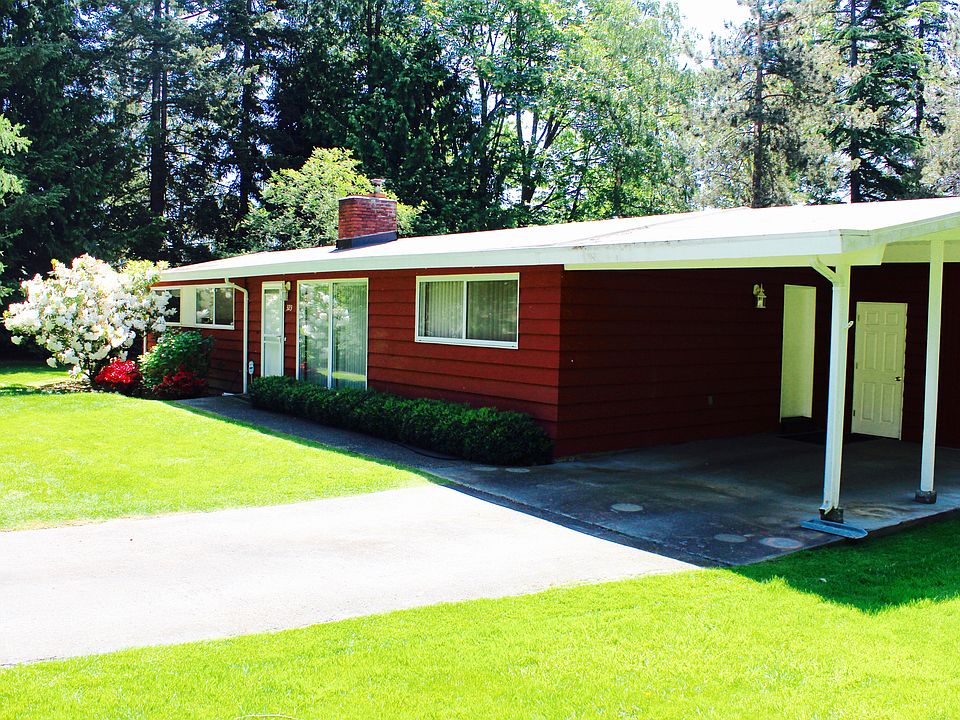 Large front and back yard maintained by owner.