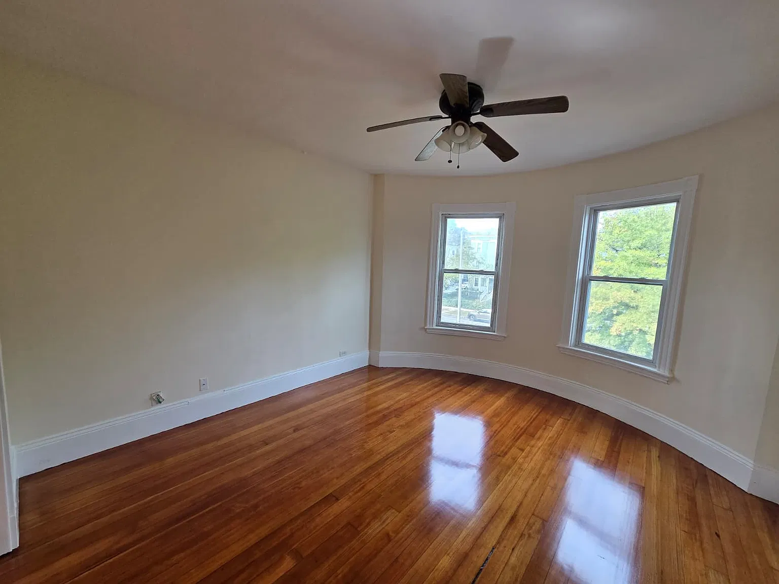 3 bed, 1056 sqft, $3,250 — Photo 2