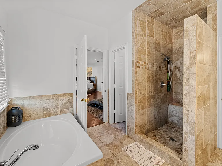 Clean, comfy en-suite with plenty of space to refresh.