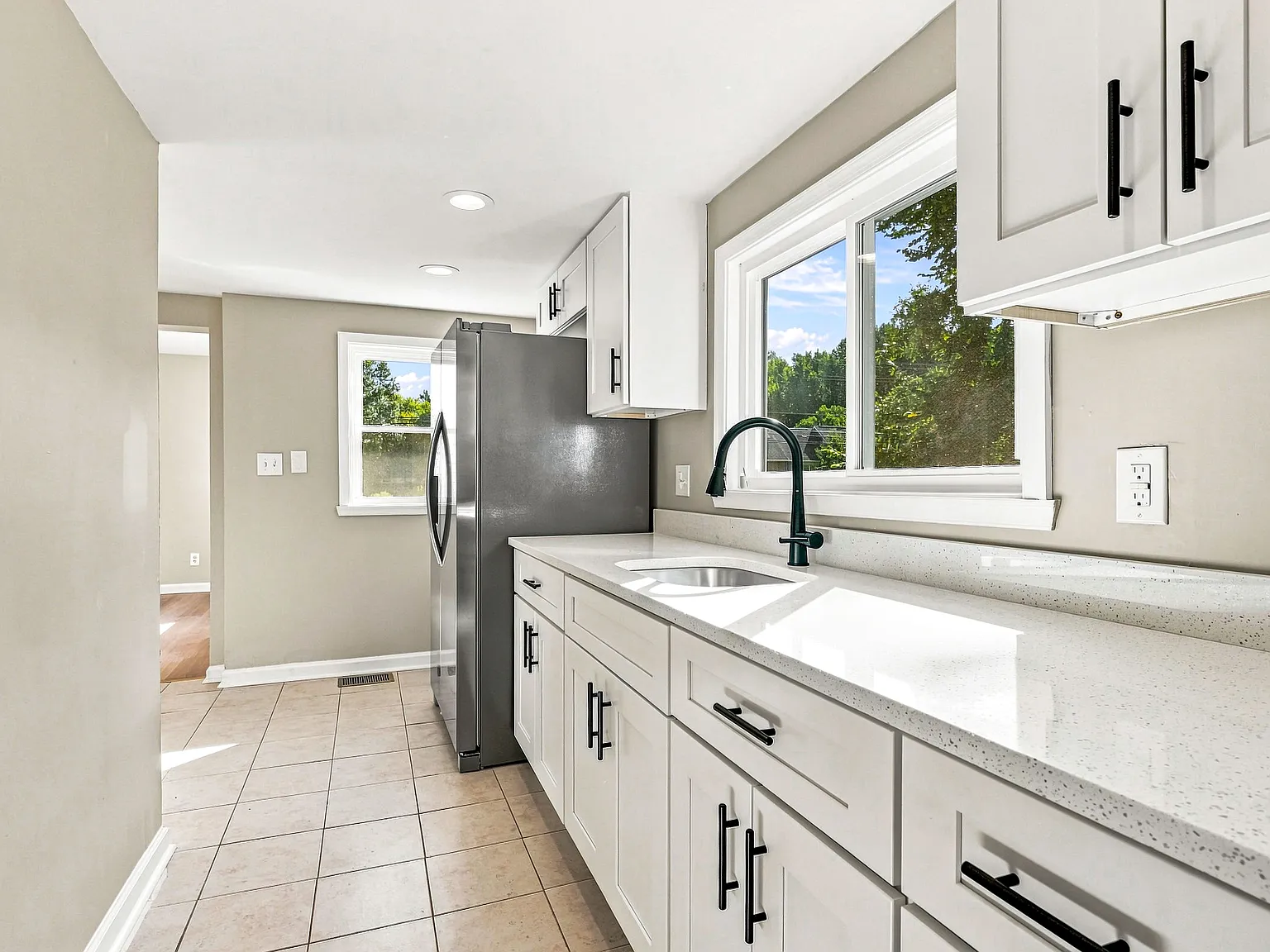 4 bed, 1.5 bath, 2100 sqft, $2,950 — Photo 3