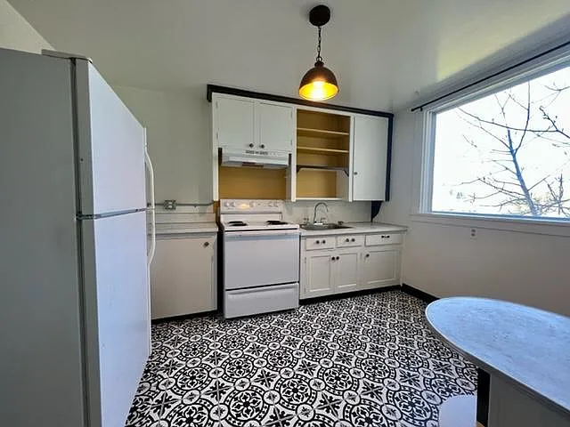 406 W 10th St — Photo 2