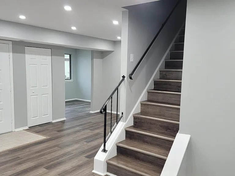 2204 Greenwood Dr — Photo 1