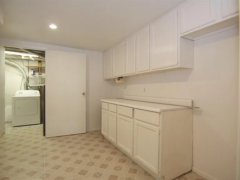 5590 Greenbriar Dr — Photo 32