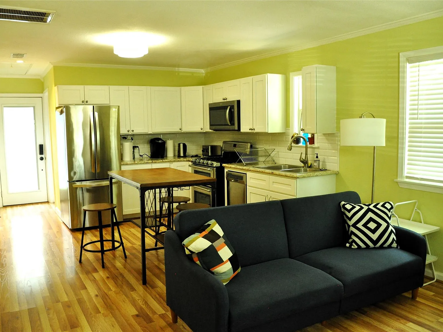 2 bed, 1.0 bath, 754 sqft, $1,625 — Photo 2