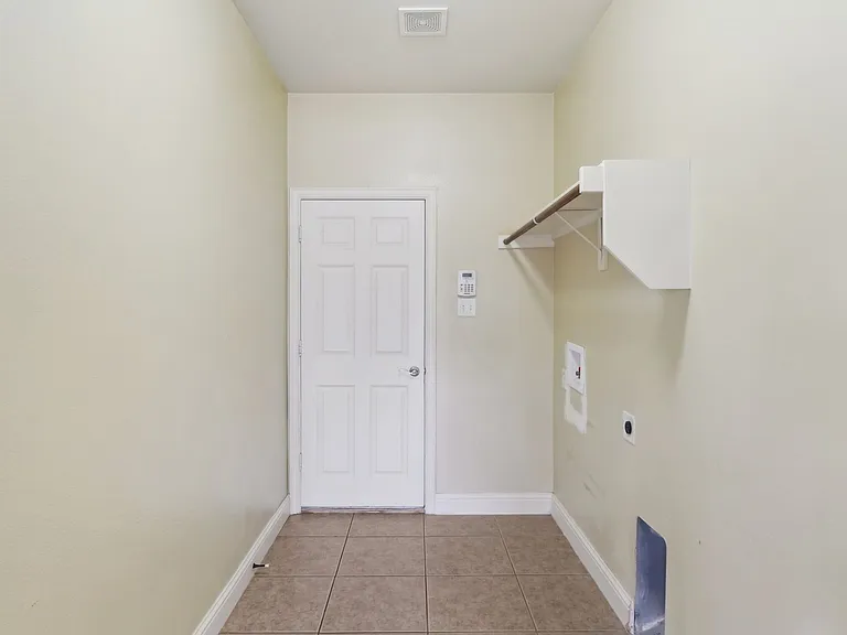 313 Country Lakes Dr — Photo 15