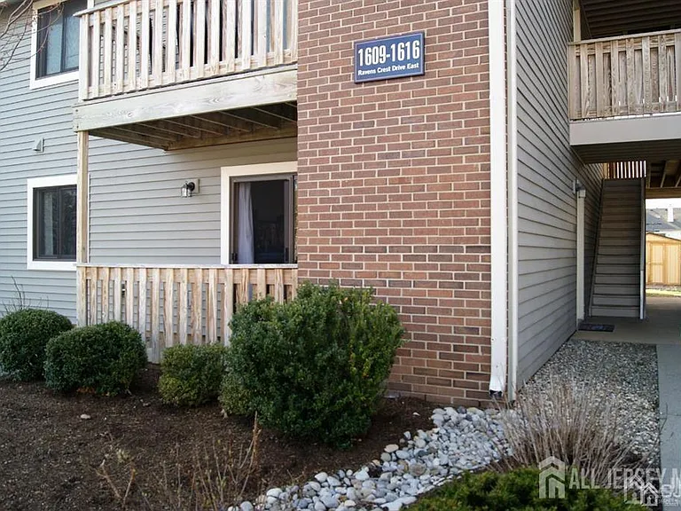 1609 Ravens Crest Dr — Photo 3