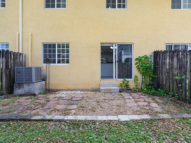 330 SW 2nd Ave #3 — Photo 24
