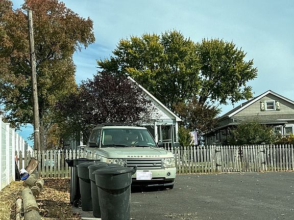 3rd image of 4230 Lynhurst Rd