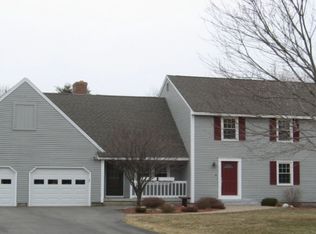 6 Copperfield Ln, Londonderry, NH 03053