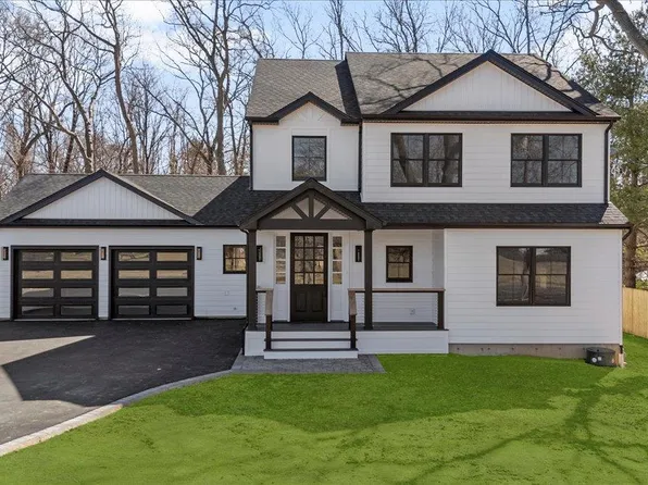 211 E Pulaski Road, Huntington Station, NY 11746