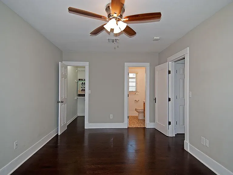 Ample wall space for furniture
