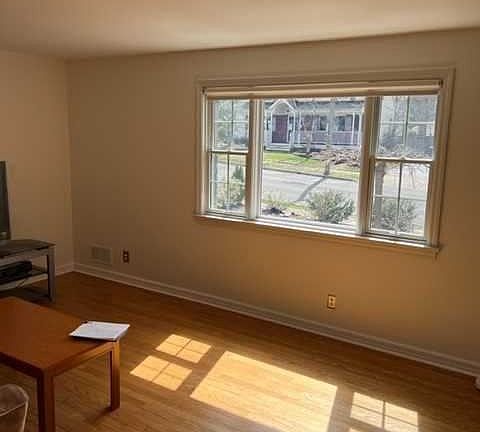 4th image of 268 Lincoln Blvd