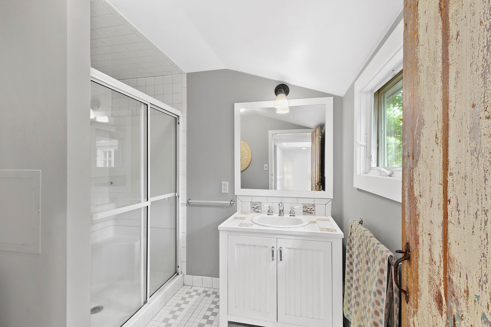  Guest bath.