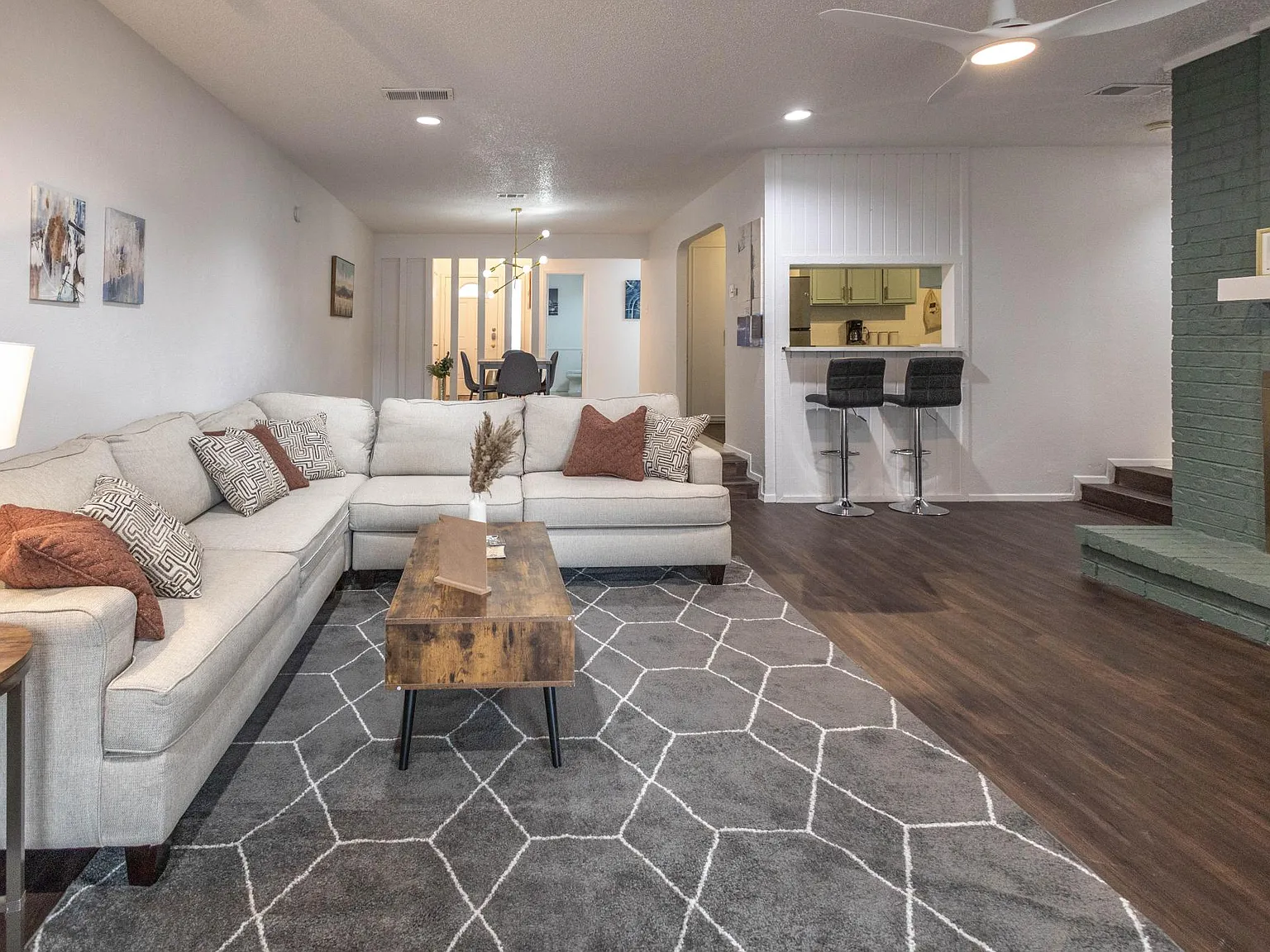 3 bed, 2.5 bath, 2299 sqft, $3,200 — Photo 2