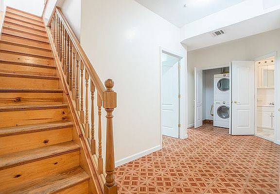 5th image of 569 Warren St #102