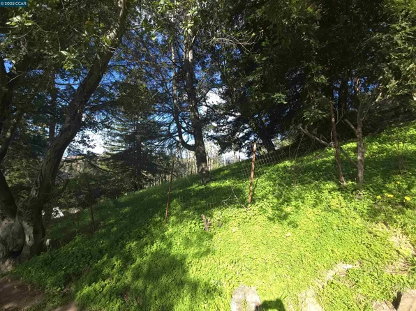 260 Capricorn Ave, Oakland, CA 94611