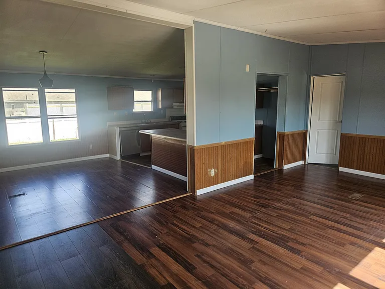 302 Waverly Ln — Photo 3
