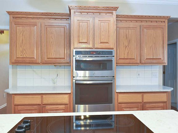 4th image of 2101 Laurel Hill Dr