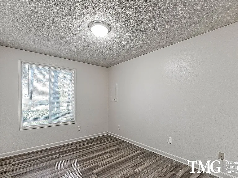 Willow Creek Apartments — Photo 11