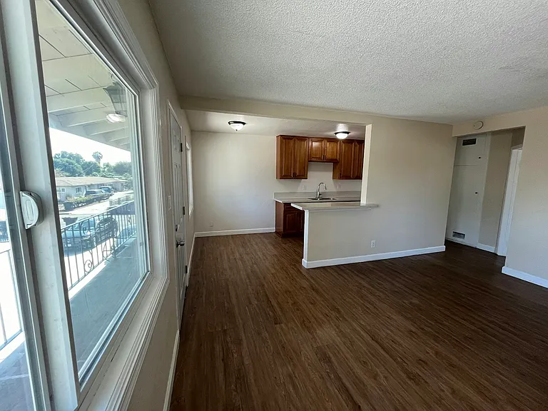 1044 Wallgreen St — Photo 14