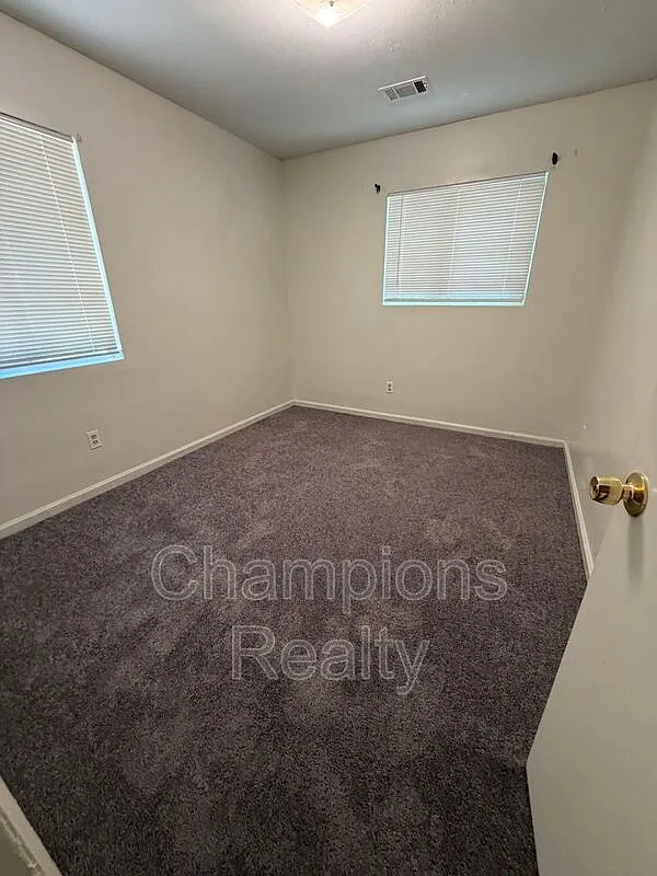 3 bed, 1.0 bath, $850 — Photo 2