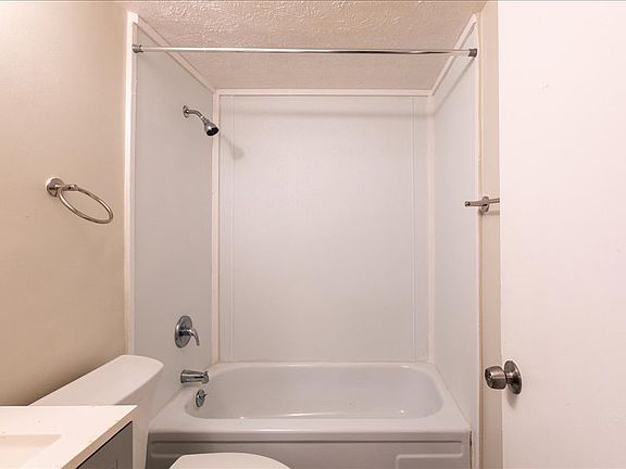 5th image of 2145 Harrison Ave #17