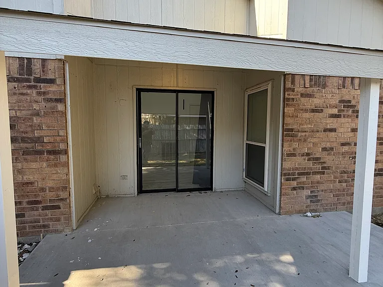125 London Ln — Photo 7