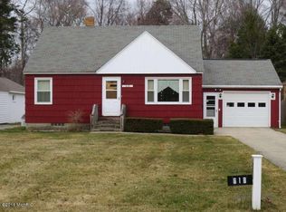 618 Aue Rd, Norton Shores, MI 49441