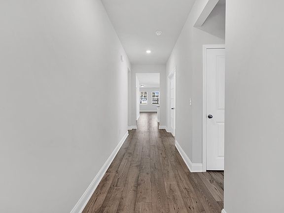3rd image of 207 Walnut Grove Ct.
