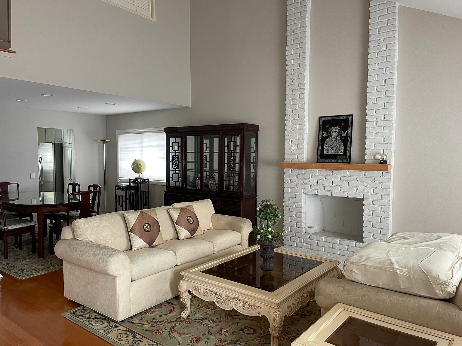 5 bed, 2400 sqft, $1,100 — Photo 2