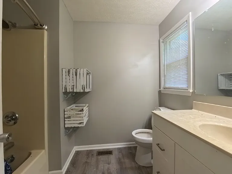 504 Willow Ln — Photo 12