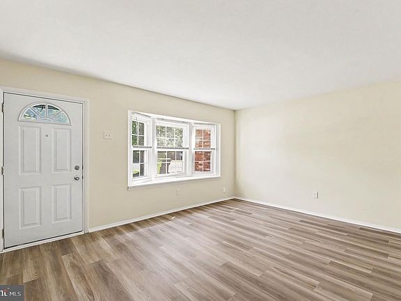 4th image of 683 Towne Center Dr