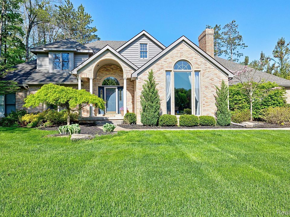 1st image of 900 Rolling Pines Dr