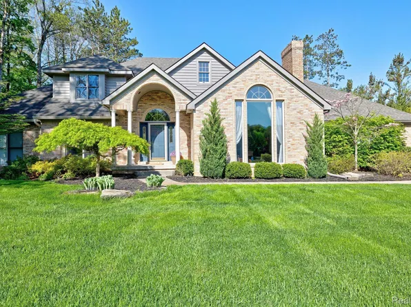 900 Rolling Pines Dr, Ortonville, MI 48462