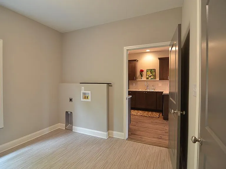 Laundry Rm to Kitchen