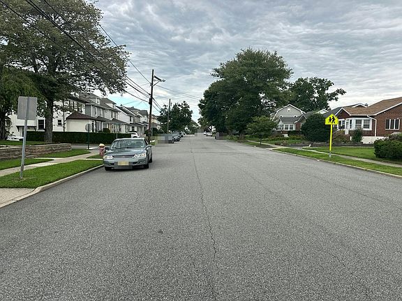 4th image of 172 Luddington Ave